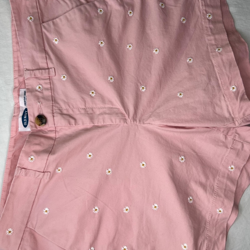 Old navy Everyday Short light pink with embroidered daisies